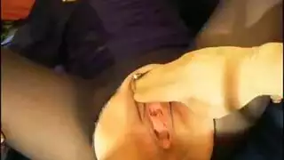 فتاة الحظيرة كارين تأخذ سائل الحصان