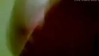 فتاة شقراء مذهلة تثور: إصبع ولسان على مهبلها