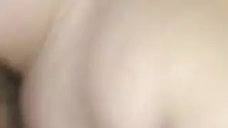 امرأة ناضجة تأخذ قضيباً أسوداً كبيراً في حلقها وتمارس الجنس عكسياً