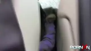 شاب متلألئ يتبول بشدة في مكان عام