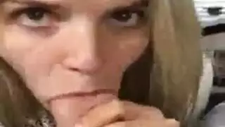 جنس جماعي مشبع بالبخار مع فتاة مرتدية الوردي وبظرها العاري