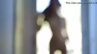 رأس حمراء نارية تتوق للقضيب الأسود سرًا