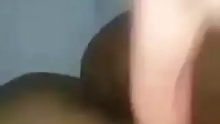 امرأة ناضجة تعلم شاباً يافعاً درساً في السرير