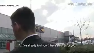 رجل إيطالي يقدم جنسًا عنيفًا