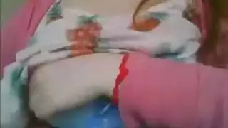 فتاة كاميرا صغيرة تقدم عرض إباحي صريح