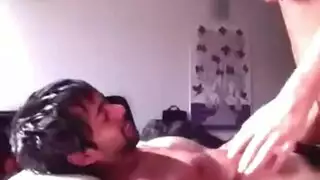 باكستاني يمارس الجنس مع رواندية شابة في فيلم إباحي للمراهقين