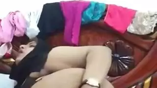فتاة كاميرا ممتلئة تتباهى بلحمها المترجرج وتقاطيعها في بث إباحي صريح