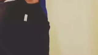 نجم إباحي مراهق يمارس الجنس ويستمنى من قبل مجموعة