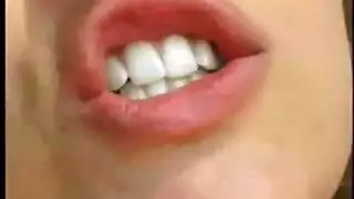 من البول إلى الشرج: آسيوية تتبول على الأفخاذ ثم تأخذ إصبعاً في طيزها