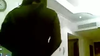 عرض خاص: امرأة مصرية ناضجة ترقص عارية في دانتيل لرجلها