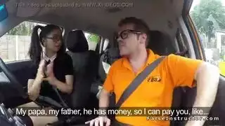 نقل يدوي: طالبة تعمل جنس يدوي وتتلقي قذفًا على جانب الطريق