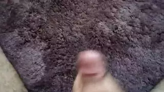 جلسة استمناء خشنة بقضيب مشعر يقذف في كل مكان