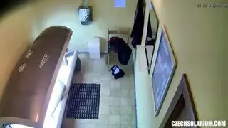 فتاة بوية شعرها قصير تستمني وتلعب في كسها المحلوق في المحل