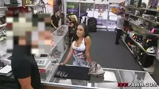 زي ضيق، أخلاق فضفاضة: موظف مول في فيلم إباحي صريح