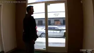 أم من الجيران ذات الثديين الكبيرين تمارس الجنس بالثديين