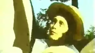 أم ناضجة تتعامل مع انتصاب الشاب النابض
