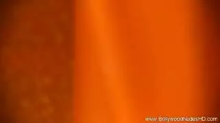 الراقصة الهندية الممتلئة تفتح ساقيها وتلعب بثدييها