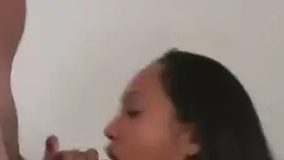 المتعرية اليابانية تخدم الحفلة كلها بفرجها وفمها