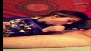 مشهد إباحي: عاهرة شعرها أسود تأخذ قضبانًا مزيفة ضخمة في فتحتيها وهي تستمني