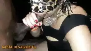 مص بين الأعراق: شقراء تأخذ القضيب الأسود الكامل في حلقها