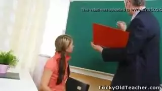 طالبة مشاغبة تحصل على درجات إضافية من قضيب الأستاذ أكشن فصل إباحي