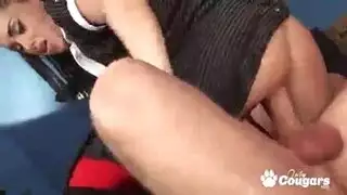 طالبات بريطانيات في جلسة جماعية خام متعددة