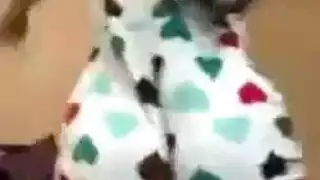 فتاة عربية على الكاميرا تظهر أثداءها الممتلئة في عرض إباحي خاص