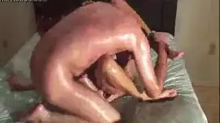 مصارعة قوية بين شاب وفتاة مدهونين بالويت تنتهي مع النيكة القوية