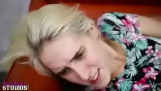 أب يعاقب إبنته بنيم