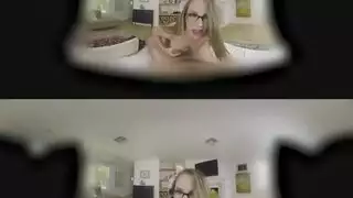 عاهرة تتعرض للضرب في جنس افتراضي غامر