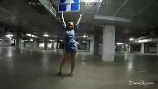 التعري في الشارع وشرموطة تستعرض طيزها البيضاء في الأماكن العامة