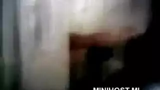 عاهرة ناضجة تتعرض للضرب من قبل الشاب المجاور