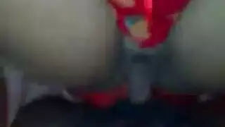 فرج عريض جدًا مملوء بقضيب صلب وخصيتين متأرجحتين