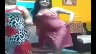 اختبار للجماع الجماعي: راقصات عاهرات في ملابس داخلية تمتلئن