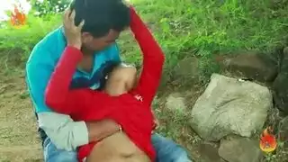 رومانسية إباحية ريفية: شاب يقبل عشيقة ناضجة بطريقة فرنسية ويلاعب حلمتيها