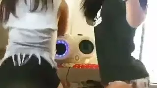 مشهد اختراق مزدوج مع نساء عربيات ممتلئات في جنس جامح