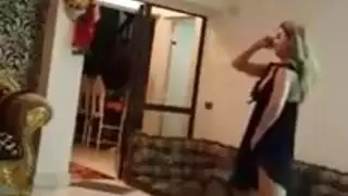 رقص شرقي إباحي: تخلع الحجاب وتركب قضيبًا قاسيًا