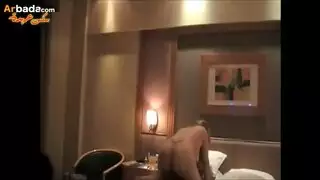 تسقط على ركبتيها لتبتلع قضيب زوجها الصلب الإباحي