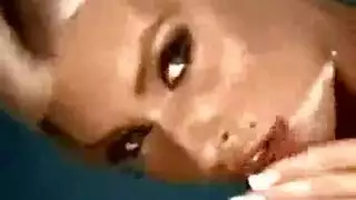 فرج مي عز الدين يُضرب بعنف في حفلة جنس صارخة