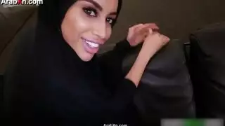 زوجة خائنة تظهر لعشيقها جانبها الإباحي في مشهد صريح