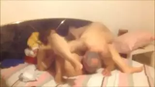 شاب أكبر سناً يمارس الجنس مع امرأة لبنانية حامل في فعل صريح