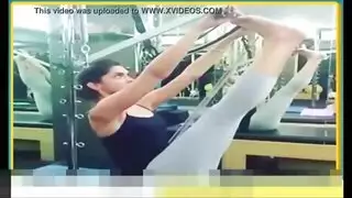 أرنوبة الصالة تأخذ شرج عميق في ملابسها الرياضية الضيقة