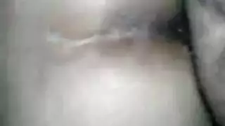 زميلة صغيرة تبتلع كل قطرة