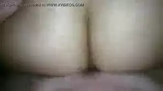 ممثلة من الجيل القديم في جنس شرجي ثلاثي مع مداعبة كتابية