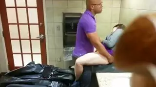 إباحية في حمام عام: فحل أصلع وفتاة جامحة