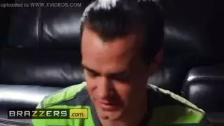 أم تحصل على قذف داخلي في المطبخ من صديق ابنها