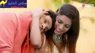 عاهرات هنديات يركبن زبور كبيرة في مشاهد إباحية