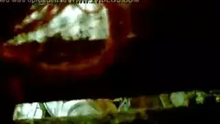 بنات عراقيات يحصلن على ملء فتحاتهن من الأقارب