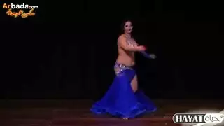 فتاة مدللة باللون الأزرق تمص وتمارس الجنس خلف الكواليس