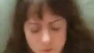 المديرة ذات العيون الزرقاء تأخذ فرجها الضيق يُدق على المكتب